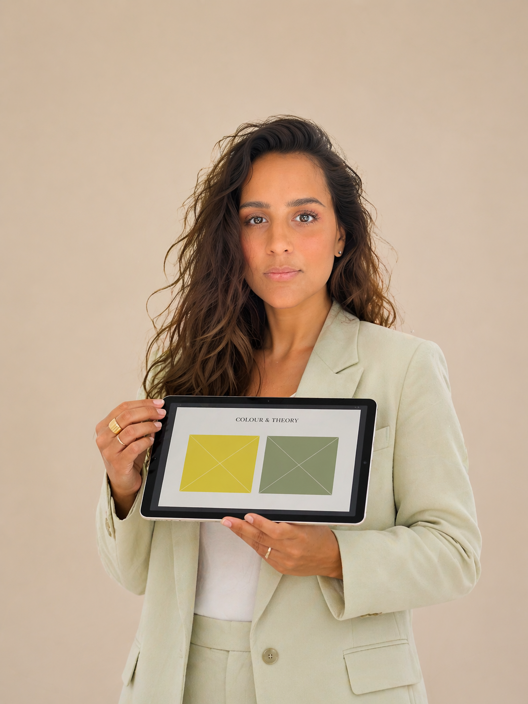 Lara presenting the science course, shown in an illustration of a laptop screen